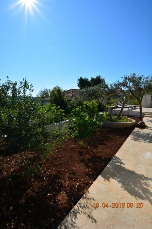 Sealodge - Luxe Villa, Private Pool, Mooring, Parking, Sea & Mountain View, At 150 M From Idyllic Private Beach Rogac Exterior photo